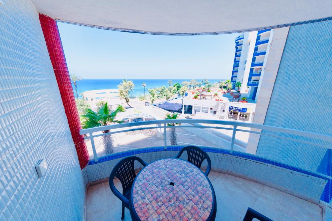 Royal Beach Front Apartments Netanja Buitenkant foto
