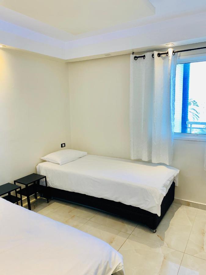 Royal Beach Front Apartments Netanja Buitenkant foto