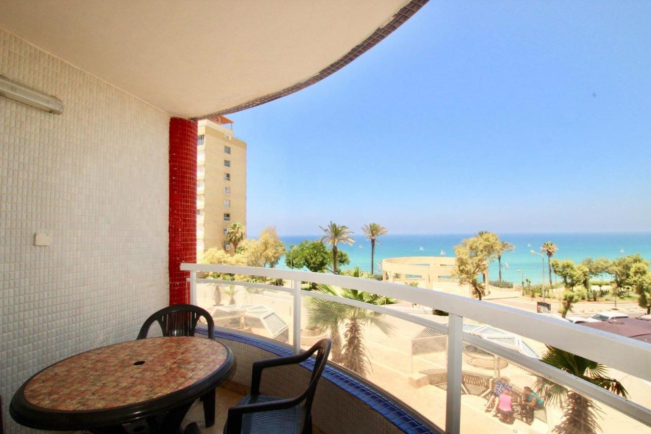 Royal Beach Front Apartments Netanja Buitenkant foto